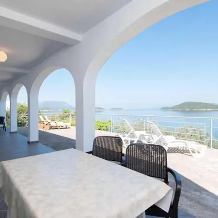 Spacious And Cozy Seafront Putniković