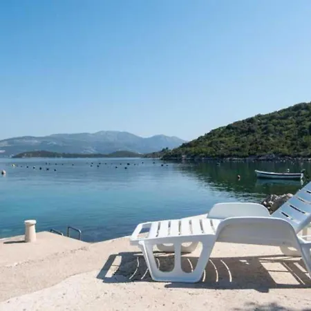 Spacious And Cozy Seafront 아파트 Putniković