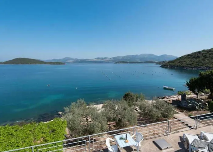 Spacious And Cozy Seafront Putniković