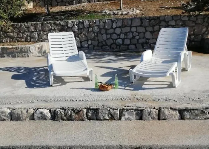 Spacious And Cozy Seafront Daire Putniković