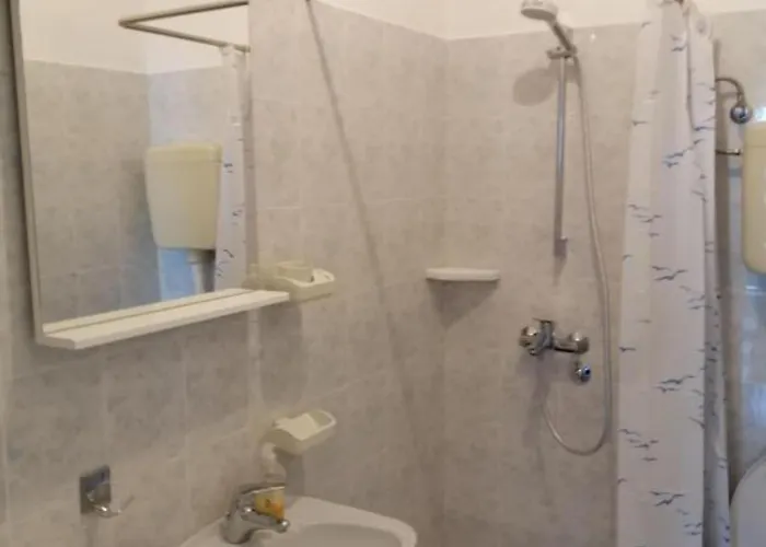 Spacious And Cozy Seafront Putniković