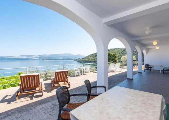 Spacious And Cozy Seafront