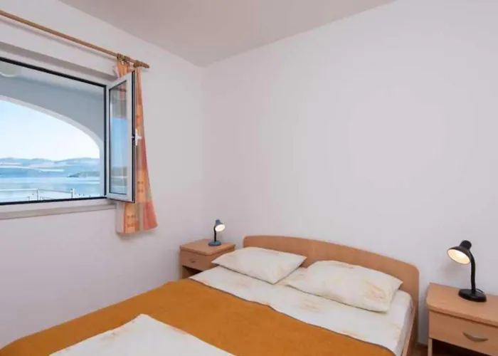 Spacious And Cozy Seafront Daire Putniković