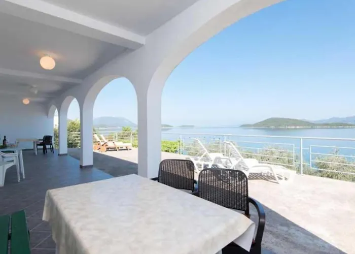 Spacious And Cozy Seafront Putniković