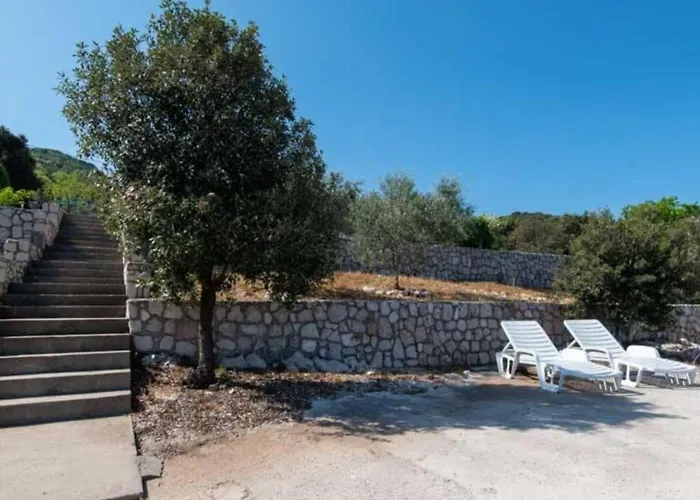 Spacious And Cozy Seafront Putniković