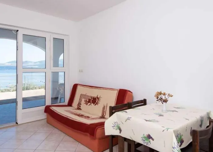 Spacious And Cozy Seafront Daire