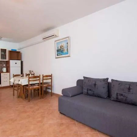 Spacious And Cozy Seafront * Putniković