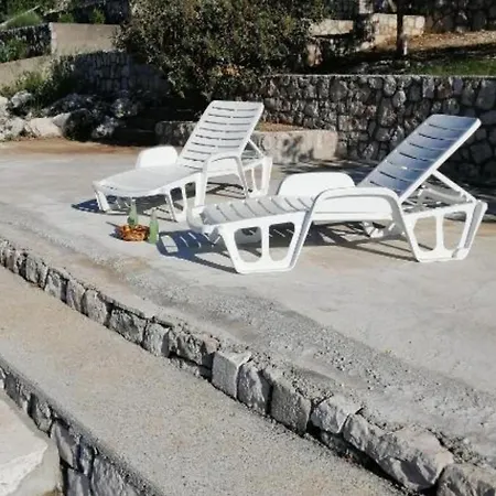 Spacious And Cozy Seafront Apartment