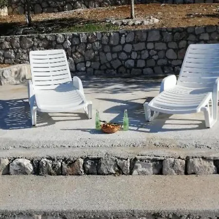 Spacious And Cozy Seafront Apartment Putnikovic