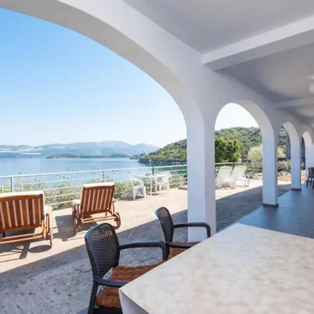 Spacious And Cozy Seafront