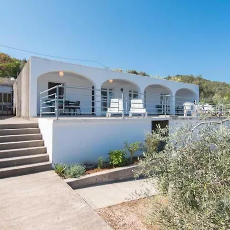 Spacious And Cozy Seafront Apartment *
