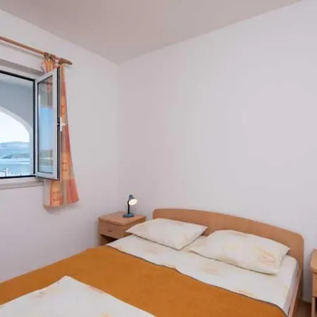 Spacious And Cozy Seafront Apartment Putnikovic