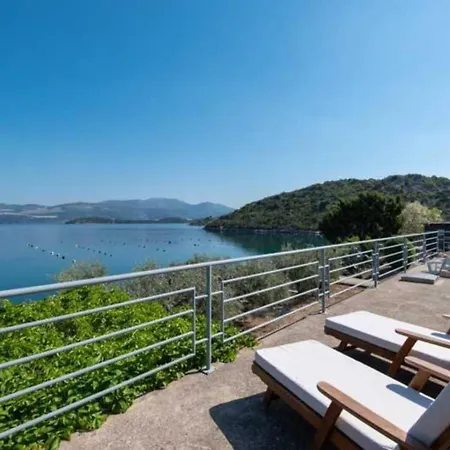 Spacious And Cozy Seafront Apartment
