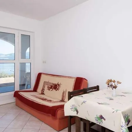 Spacious And Cozy Seafront Apartment