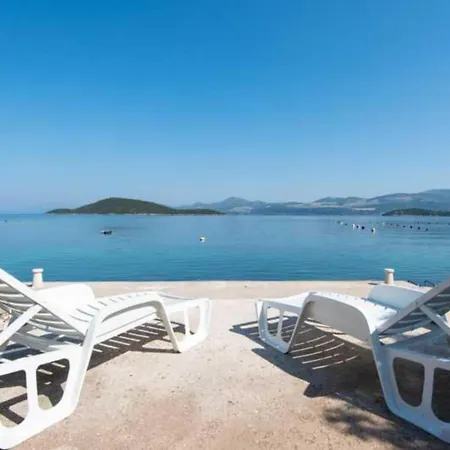 Spacious And Cozy Seafront Apartment