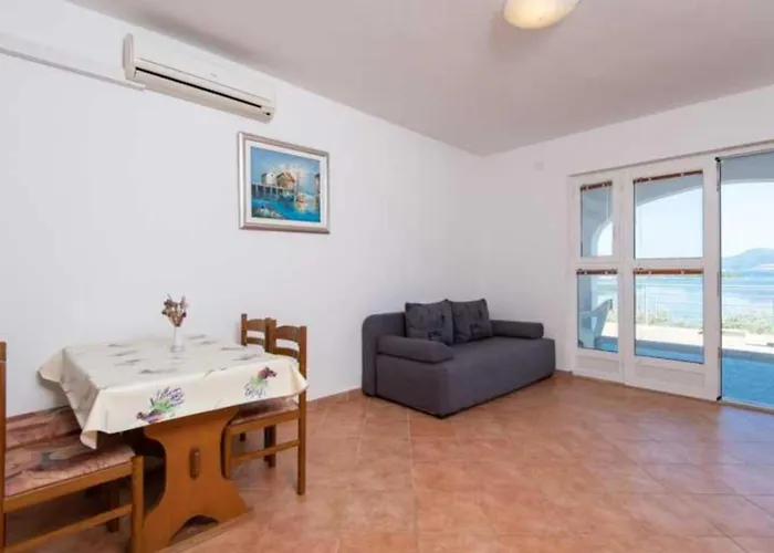 Spacious And Cozy Seafront