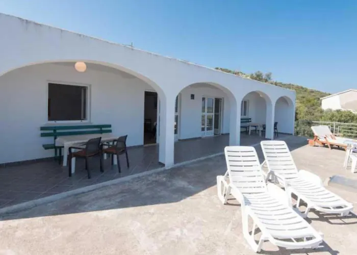 Spacious And Cozy Seafront Daire